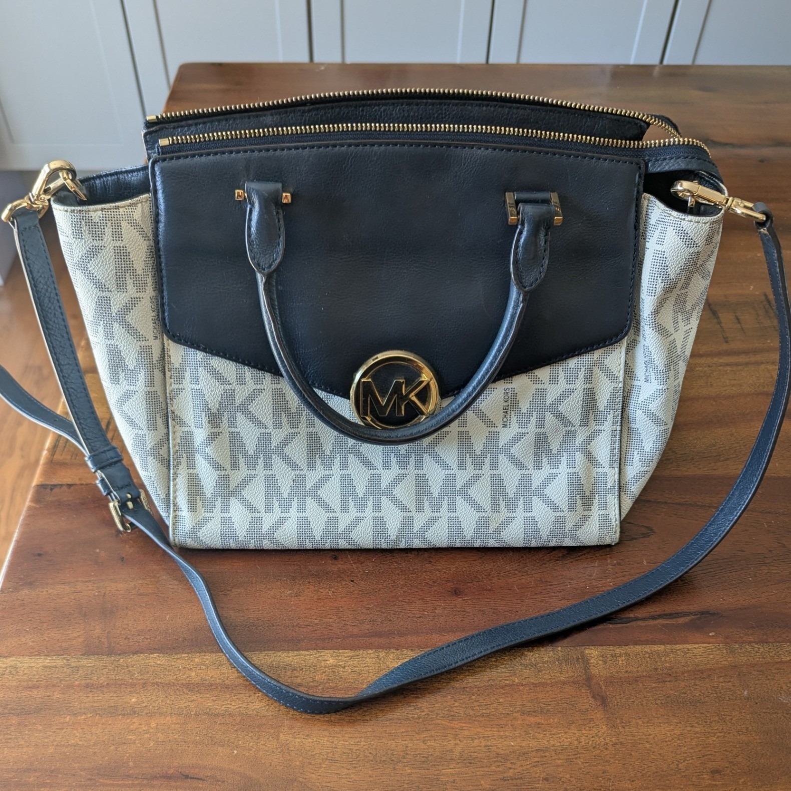 Michael Kors Hudson Pvc Signature Leather Satchel Navy/White Monogram *Read